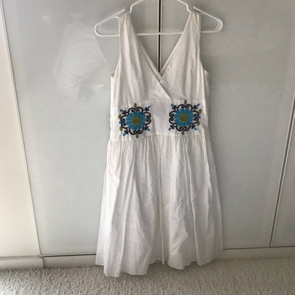 Fresh and flattering all cotton dress.
